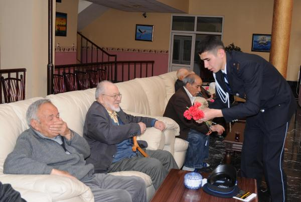 Polislerle Huzurevinde Kalan Yaşlılar Karşılıklı Oynadı