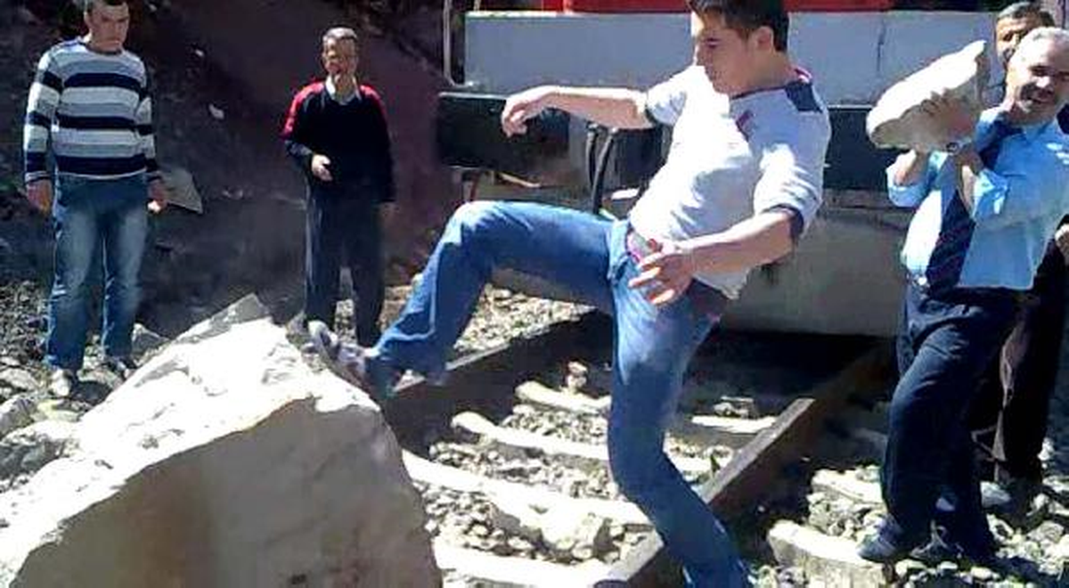 Raylara Düşen Kaya Yolcuları Uğraştırdı