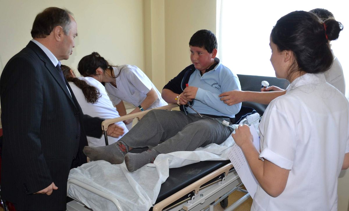 Rize'de Öğrenciler Yedikleri Boyalı Şekerlerden Zehirlendi