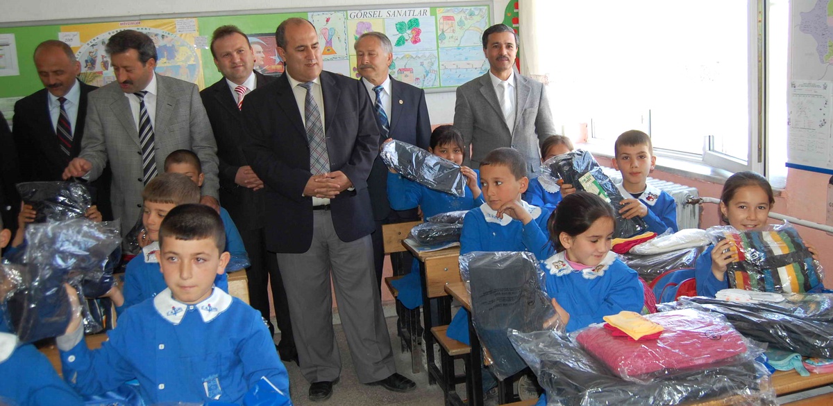 Simav Kaymakamı Zenginden Alıp Fakire Veriyor