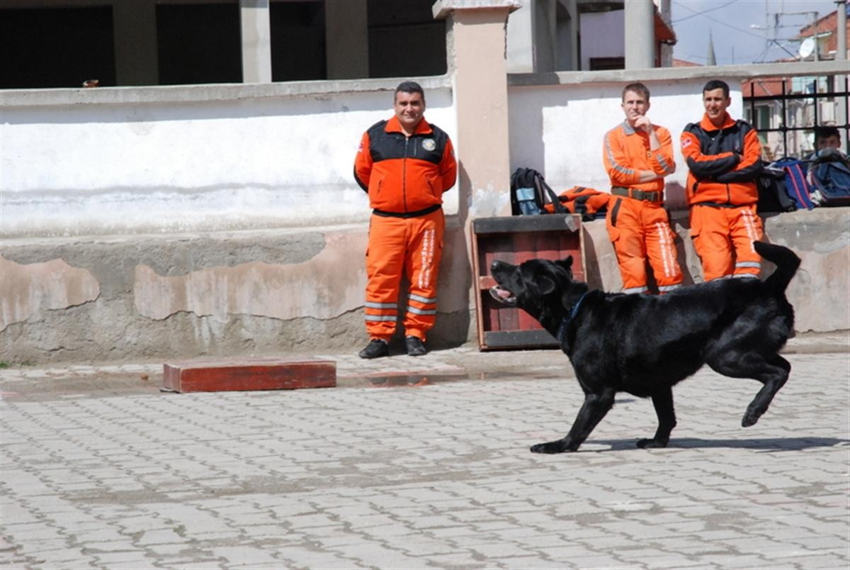 Sivil Savunmadan Nefes Kesen Deprem Tatbikatı