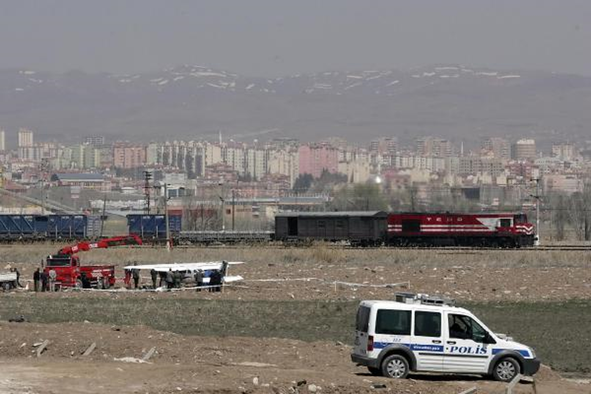 Thk Uçağı Tarlaya Zorunlu İniş Yaptı