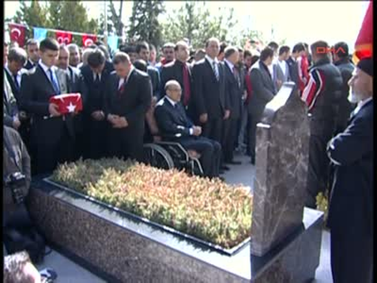 Türkeş, Vefatının 15.yılında Mezarı Başında Törenle Anıldı