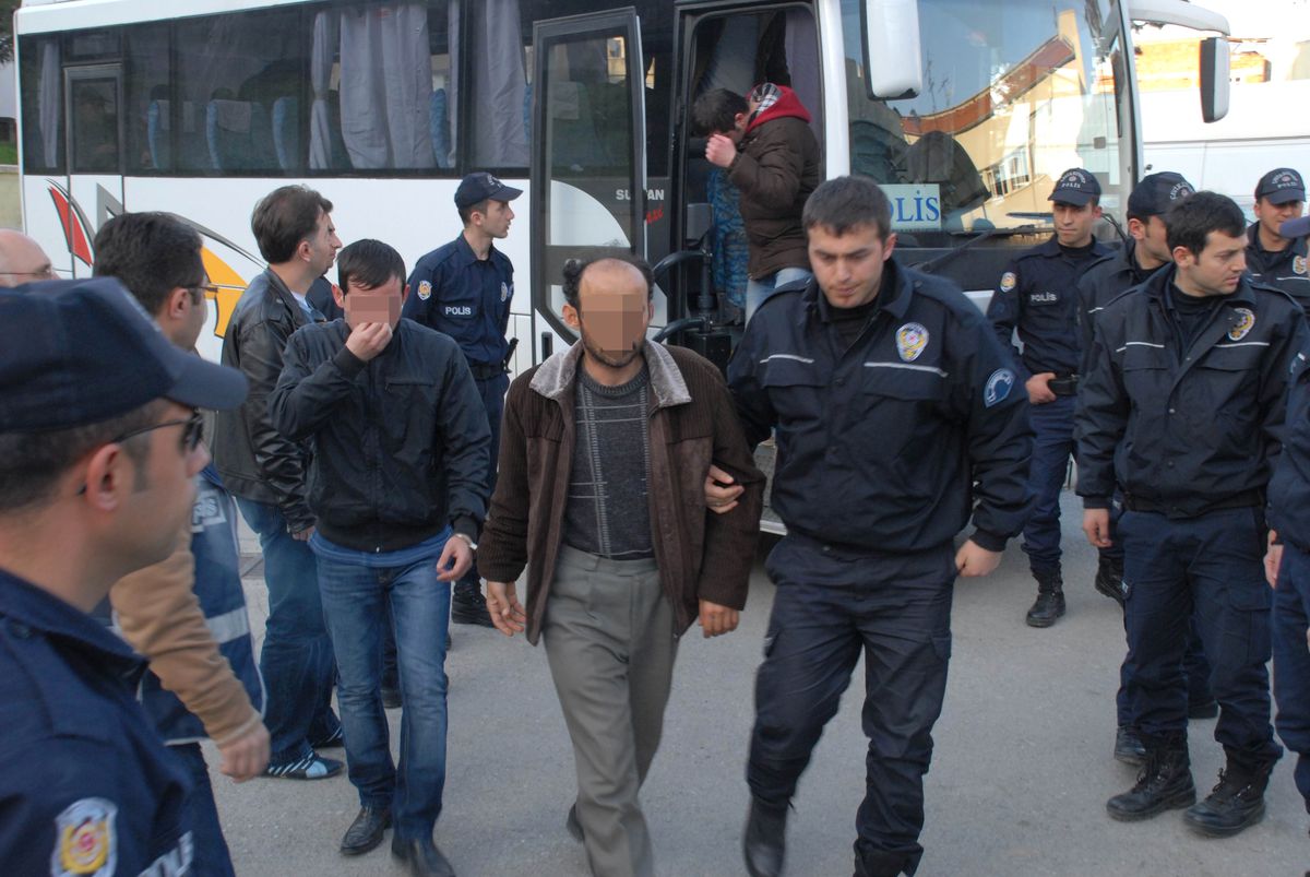 Uyuşturucu Operasyonu Zanlıları Sağlık Kontrolünden Geçirildi