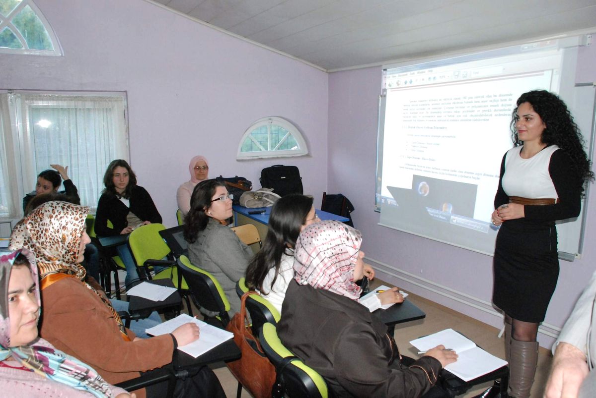 Akhisar\'da Evde Çocuk Bakım Kursu Düzenlendi