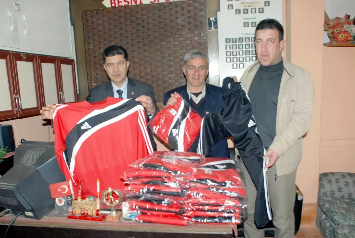 Albayrak\'tan Besnispor\'a Eşofman Yardımı