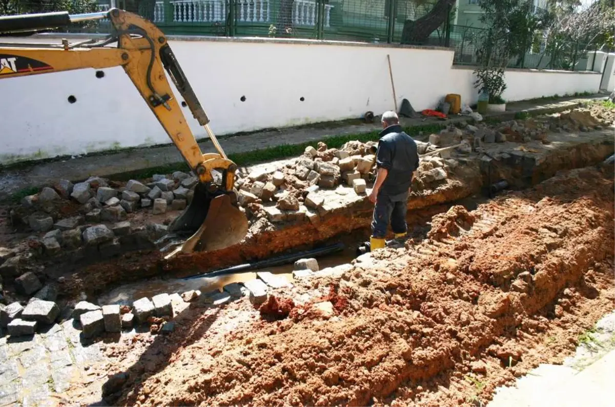 Ayvalık Belediyesi Su Boruları Yenileme Çalışmaları Sürüyor