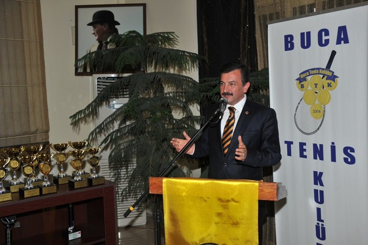 Bucalı Tenisçilerin Kupaları Başkan Tatı\'dan