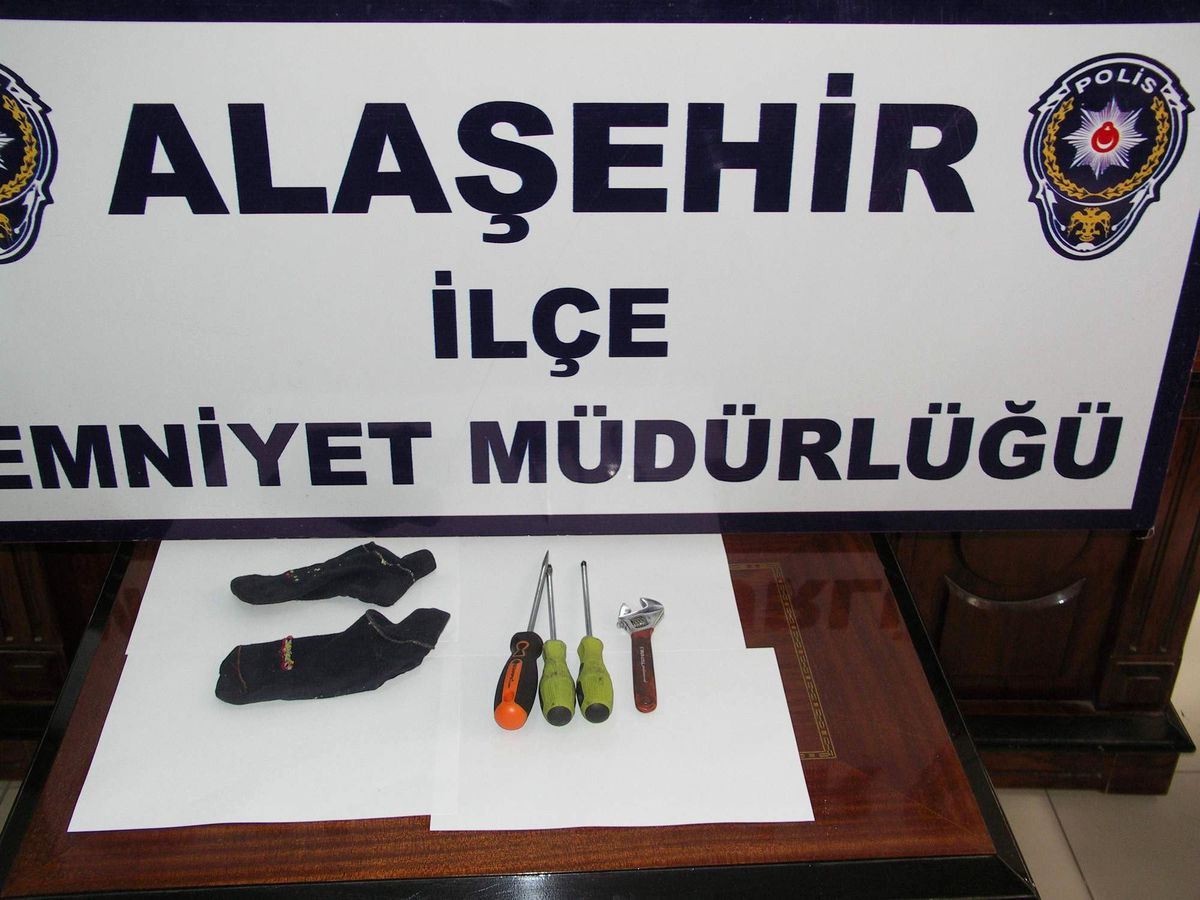 Ev Sahibiyle Karşılaşan Hırsızlar, Yakayı Ele Verdi