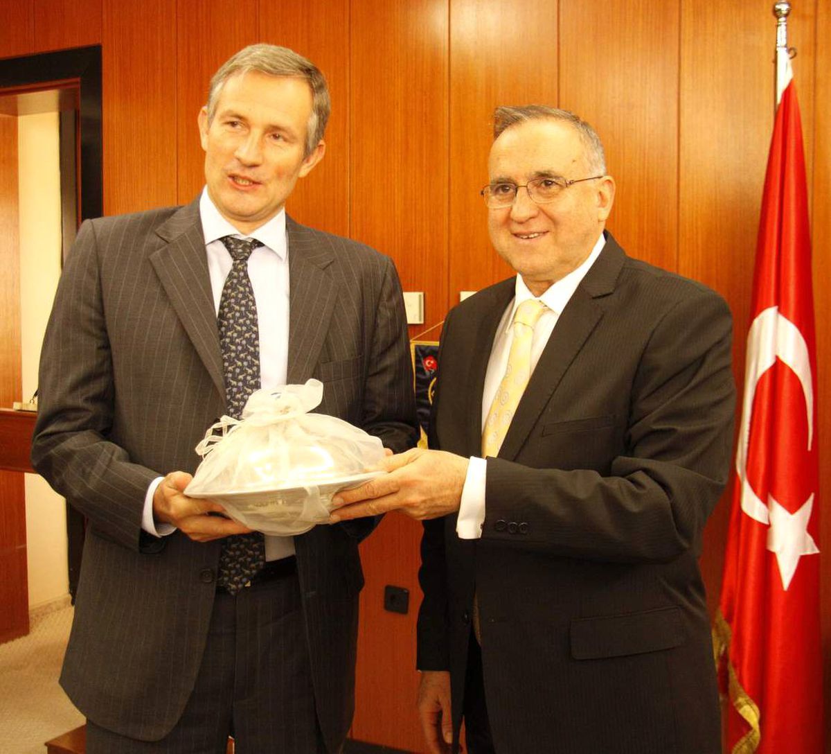 Fransa Büyükelçisi, Başkan Güzelbey\'i Ziyaret Etti