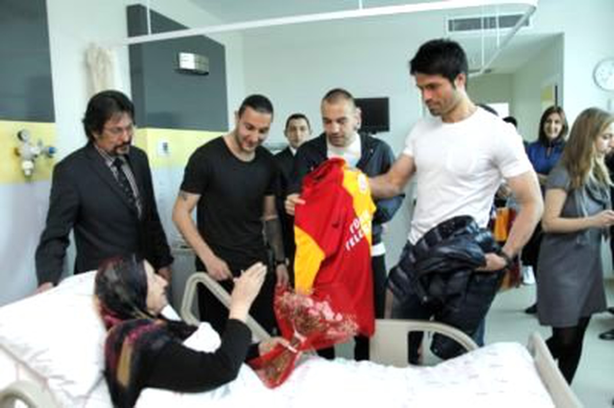 Galatasaraylı Futbolcular Kanser Hastalarına Moral Verdi