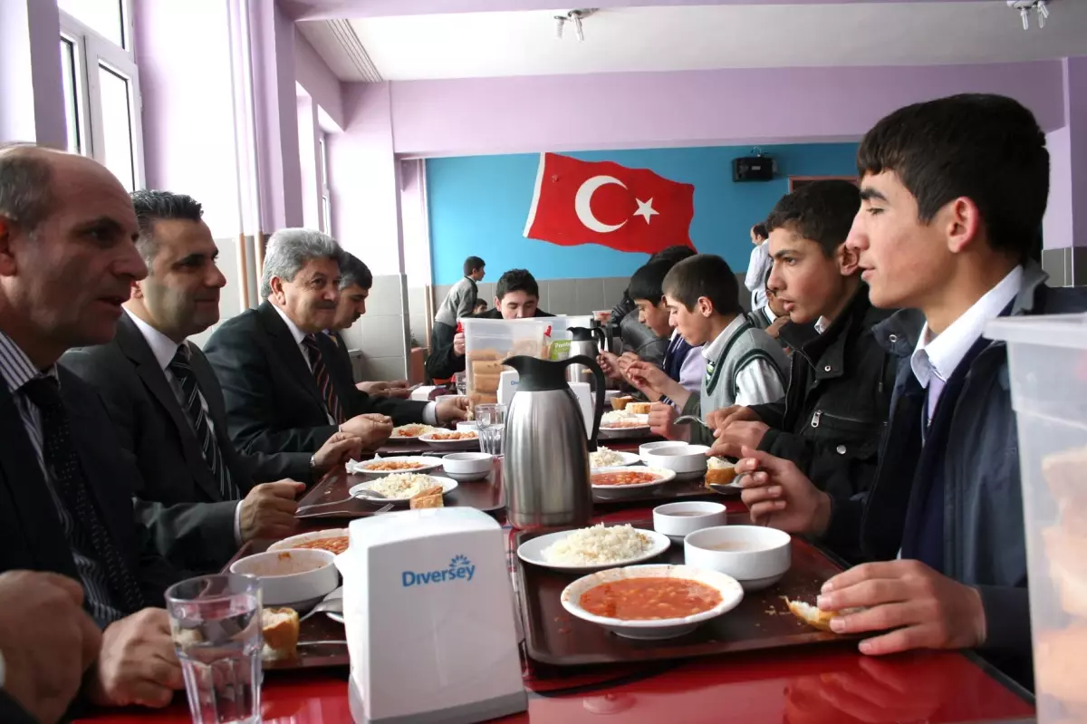 Güler, Öğrencilerle Birlikte Yemek Yedi…