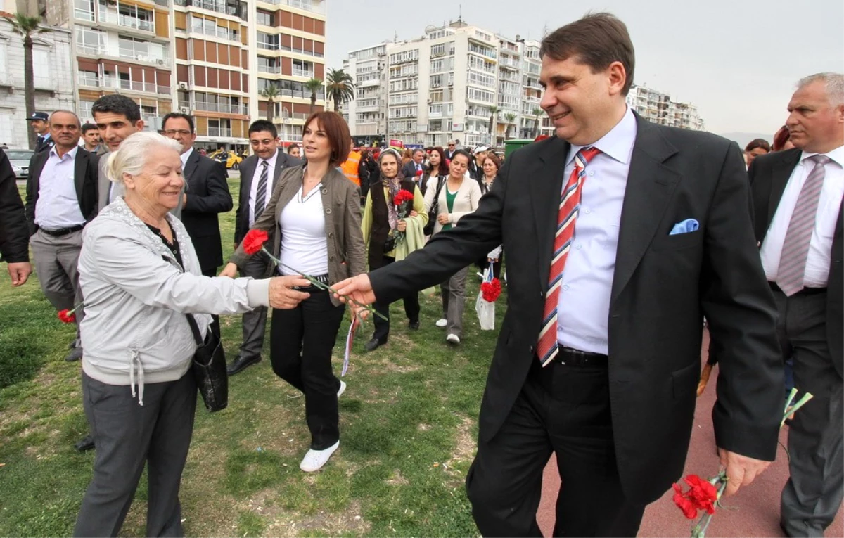 İzmir Şiir Buluşmasına Renkli Açılış