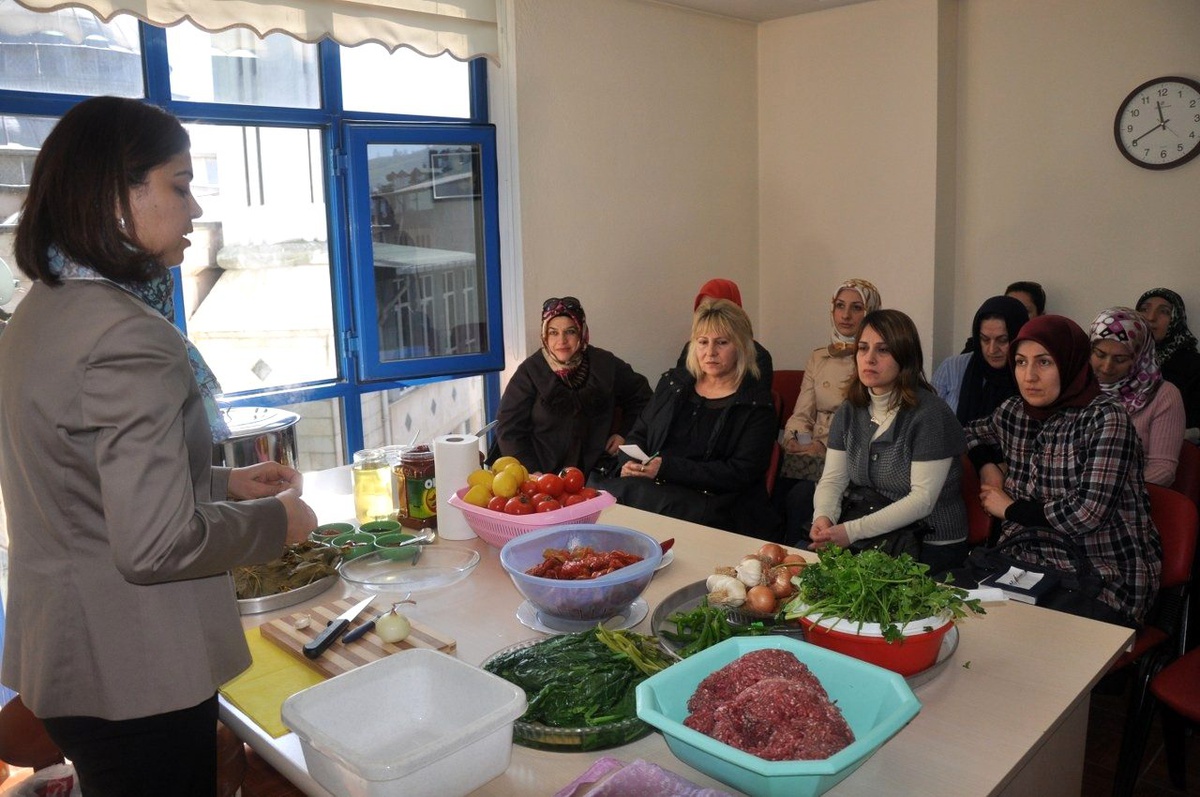 Kaymakam Eşinden Fatsalı Bayanlara Yemek Tarifi