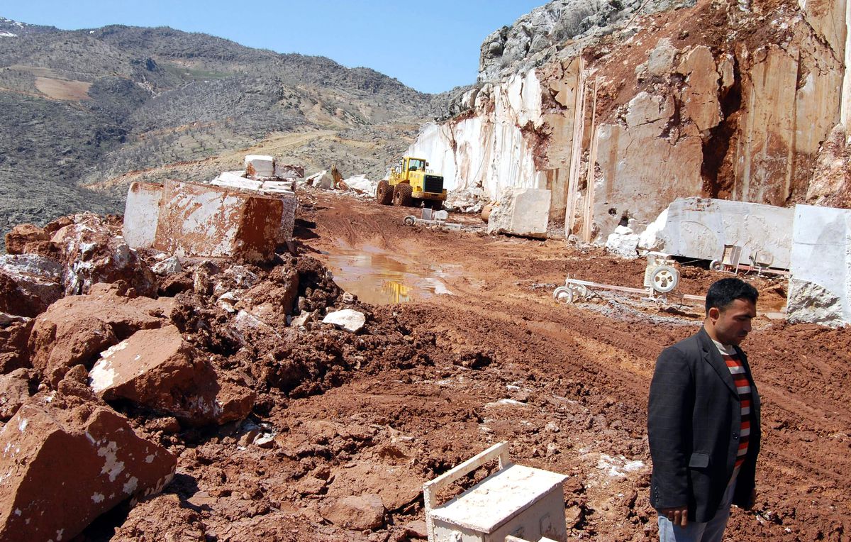 Mermer Ocağındaki 3 Köylü Düşen Kayalardan Yaralandı
