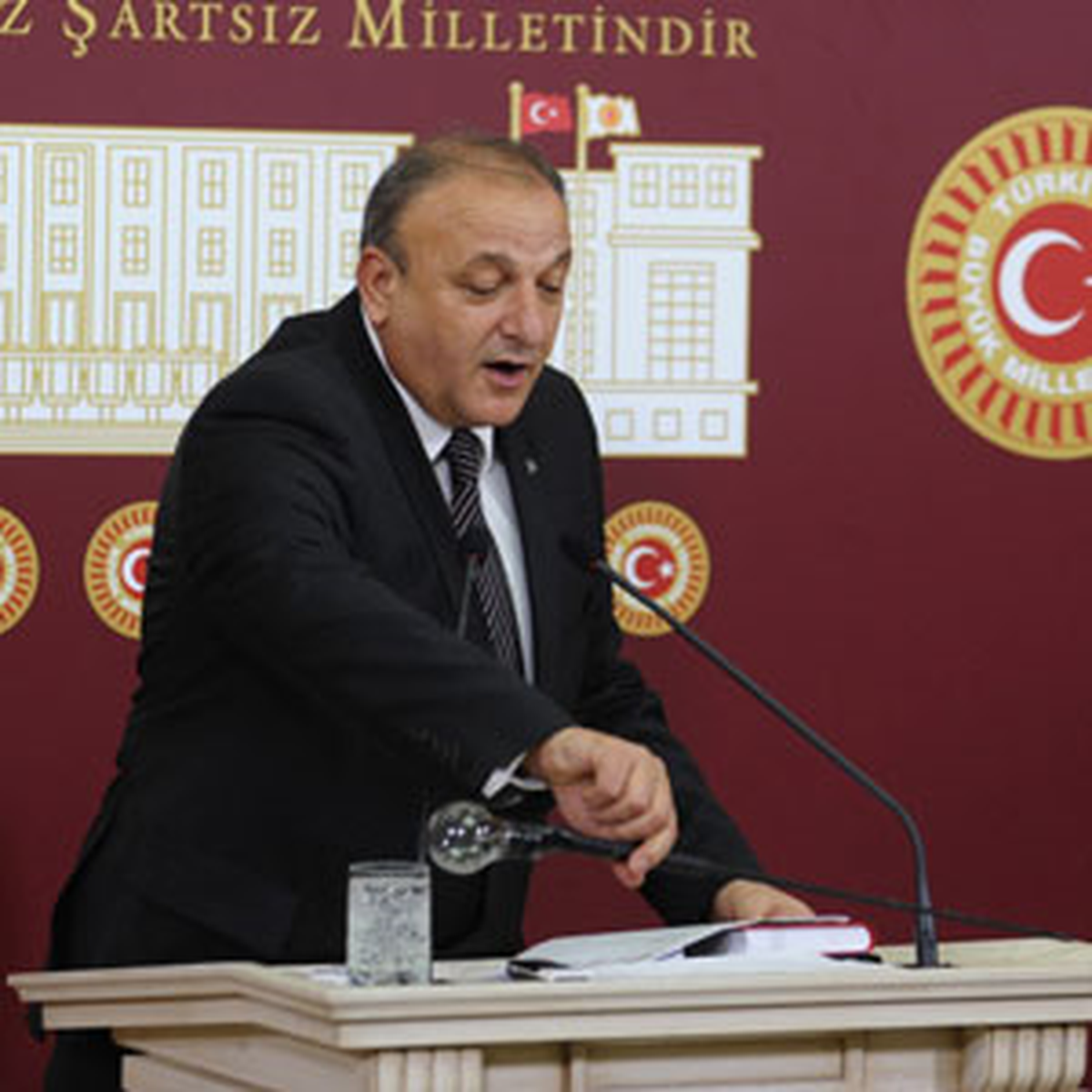 Mhp\'li Vural\'dan, Kamçılı Basın Toplantısı