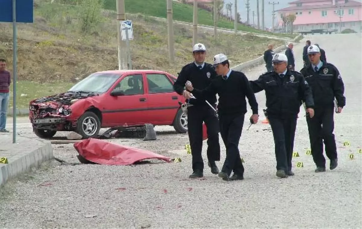 Otomobille Kamyonet Çarpıştı: 1 Ölü, 1 Yaralı