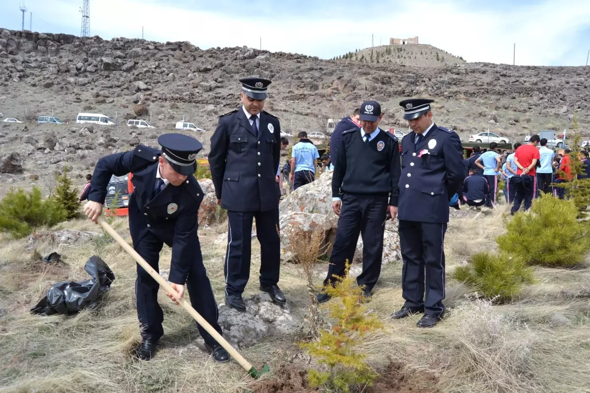 Polis Memurları ve Öğrenciler 500 Fidan Dikti