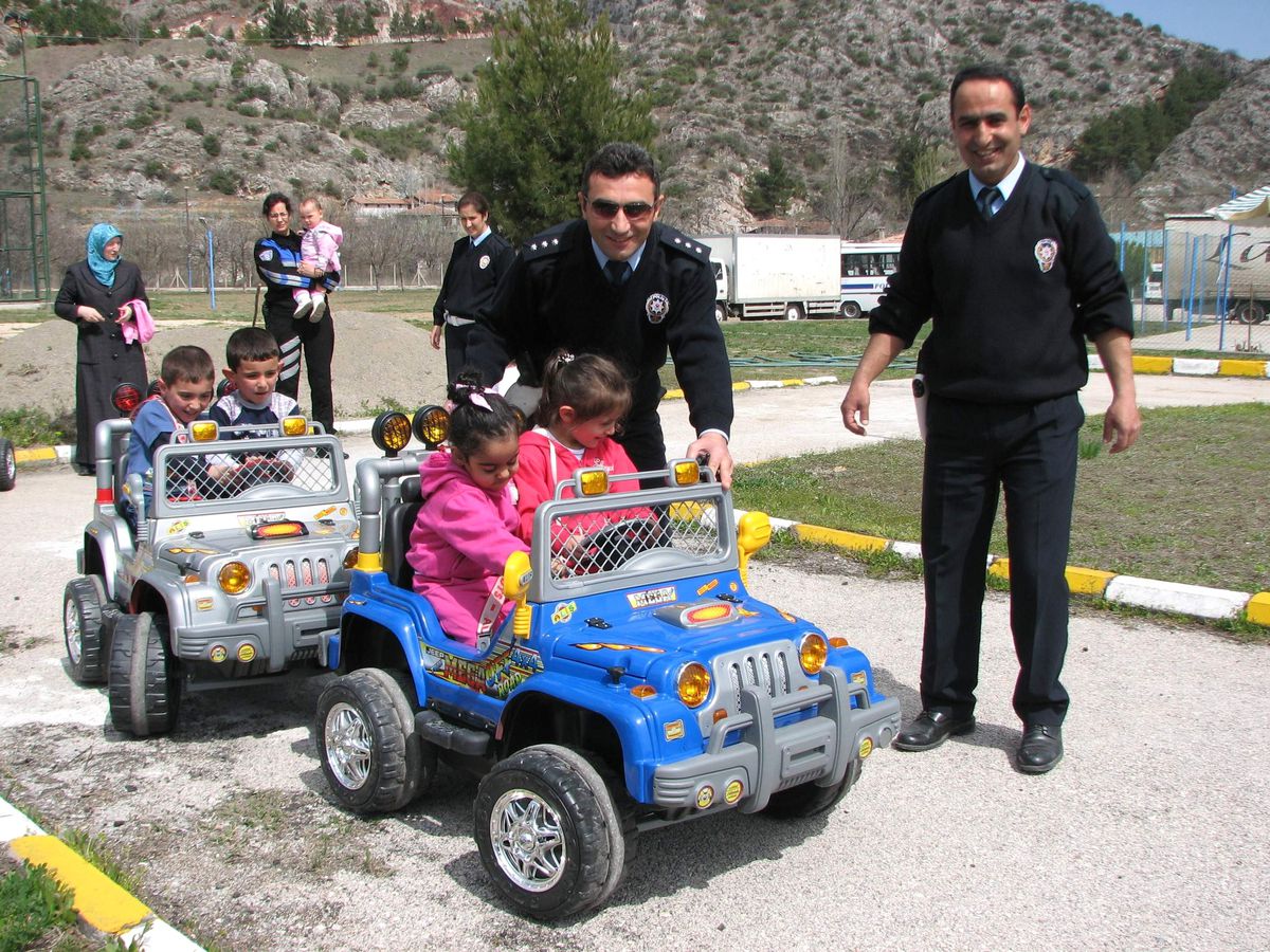 Polisten Kimsesiz Çocuklara Eğlenceli Trafik Eğitimi