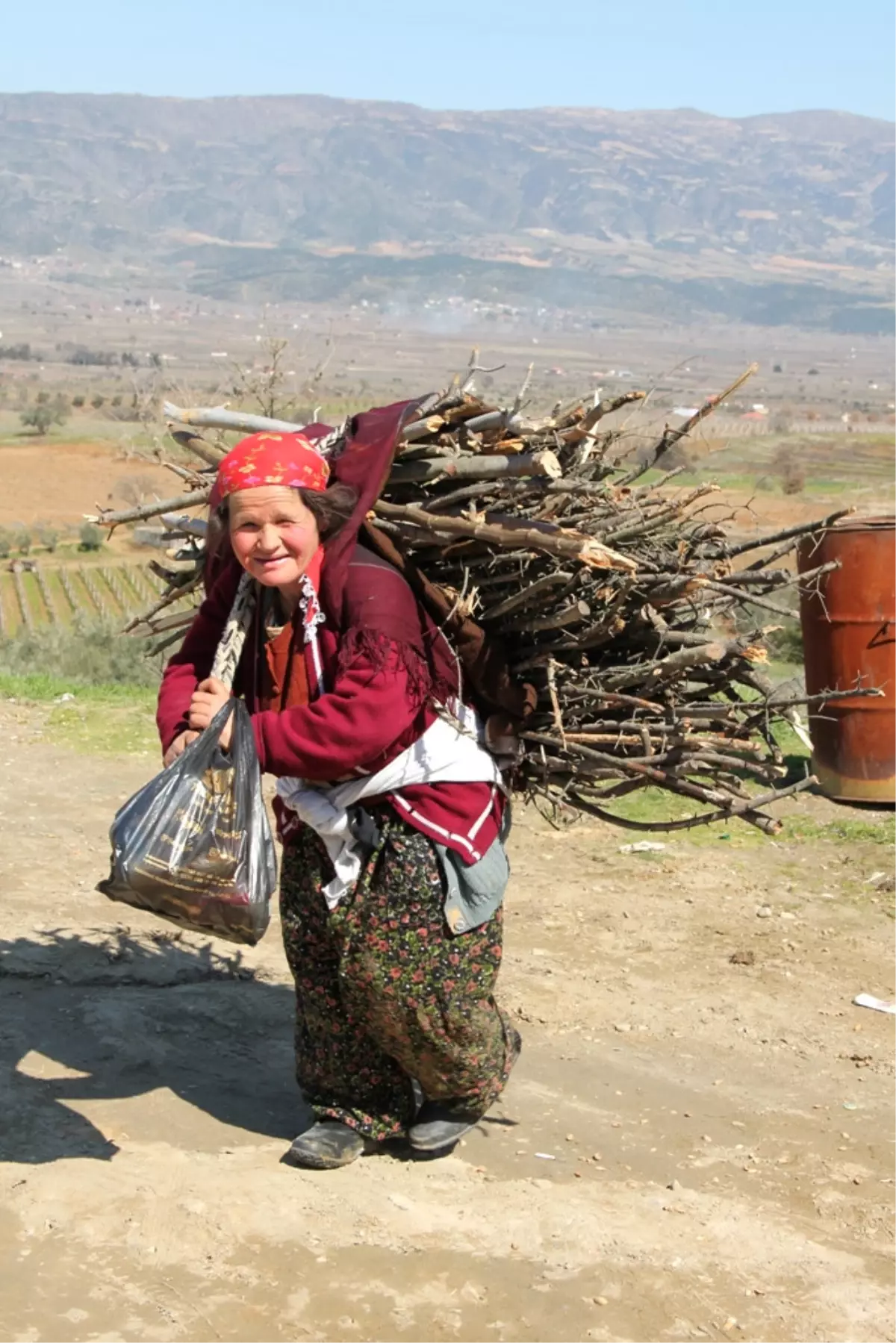 Safiye Ana, Yakacağını Sırtında Taşıyor