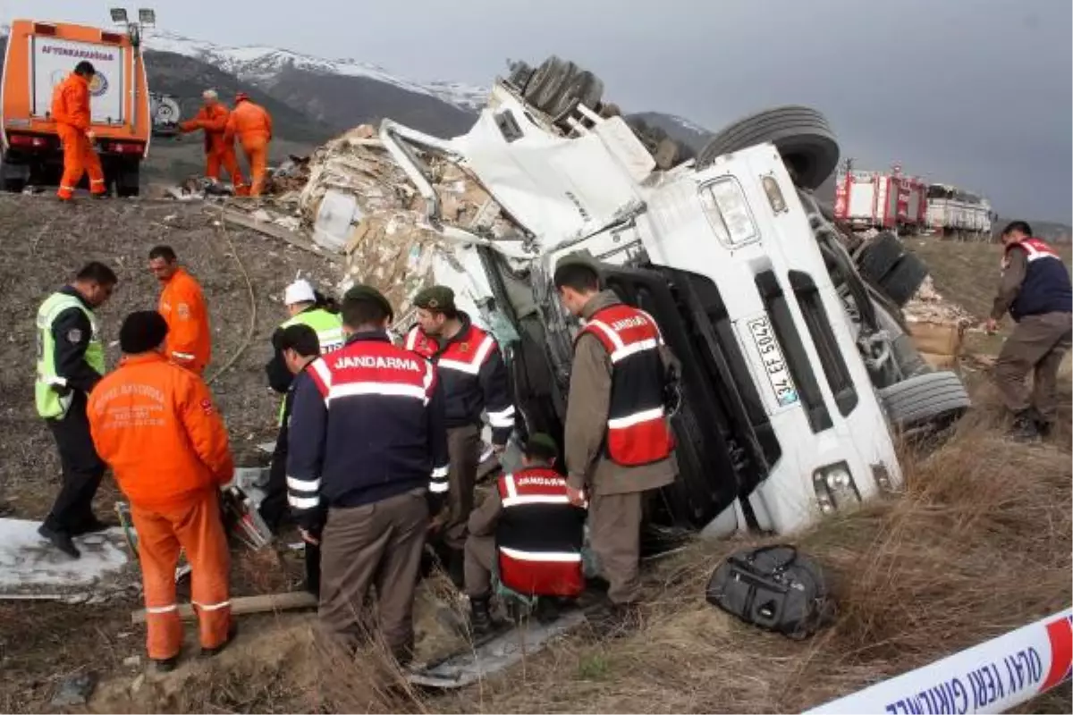 Tır Şarampole Yuvarlandı: 1 Ölü, 1 Yaralı