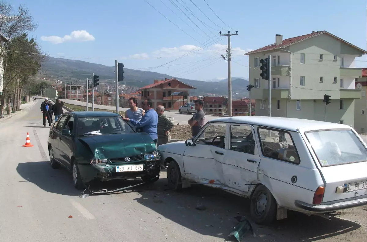 Tokat\'ta Trafik Kazası: 2 Yaralı