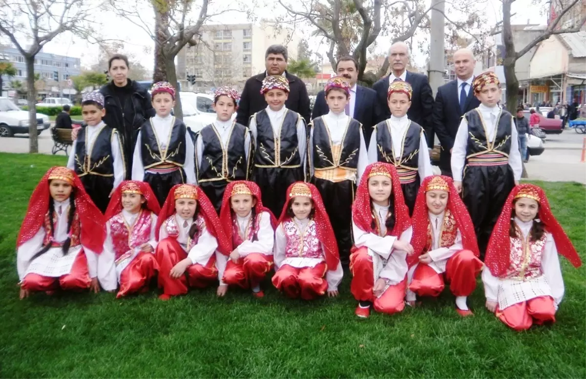 Belediyeden Okula Folklor Kıyafeti Yardımı