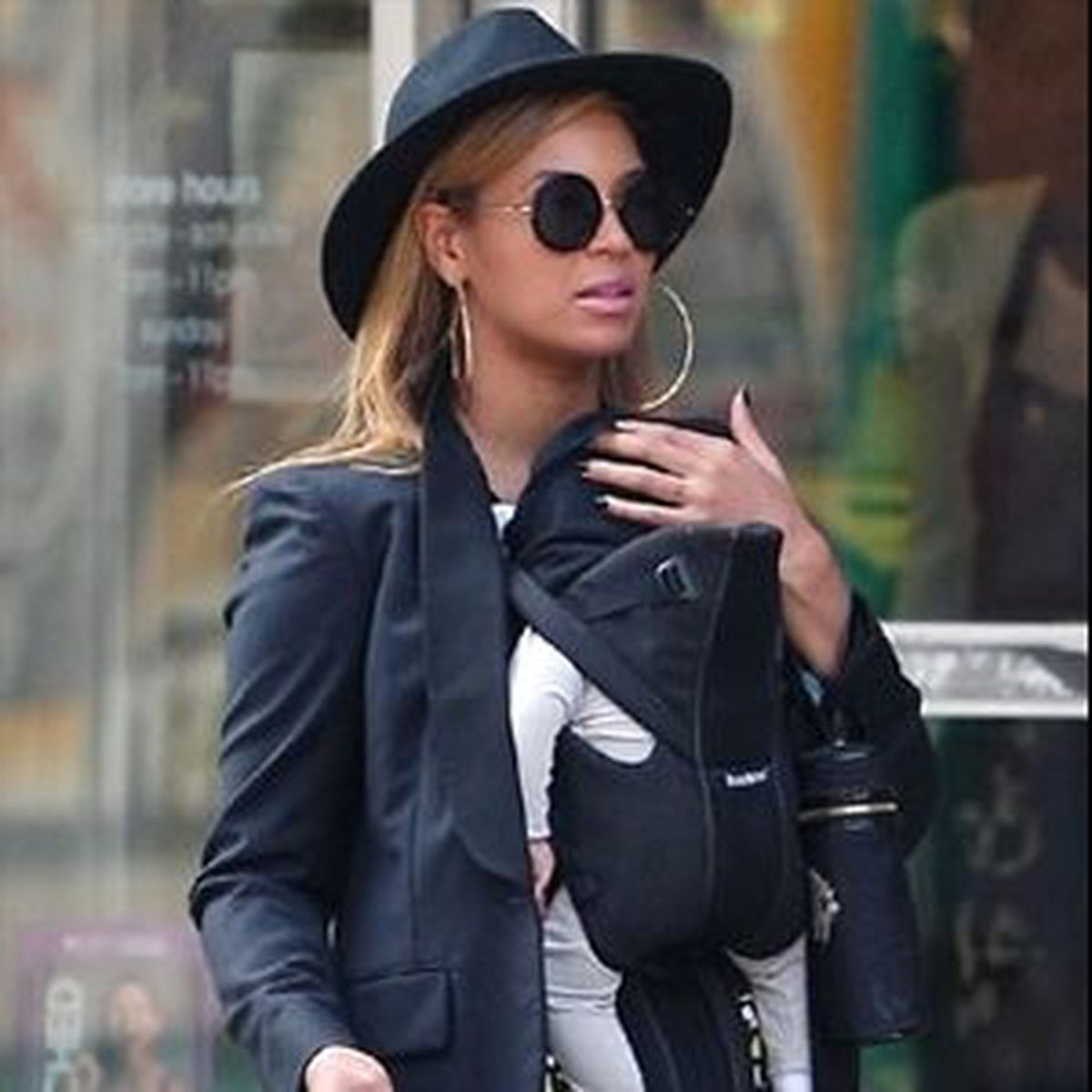 Beyonce Gittikçe Erkeksi Giyiniyor