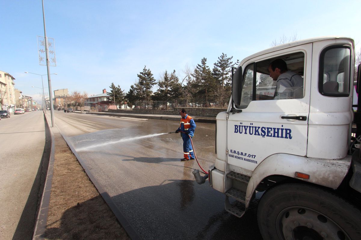 Büyükşehir Belediyesi\'ne Bağlı Ekipler, Ana Arterlerde Bahar Temizliğine Başladı…