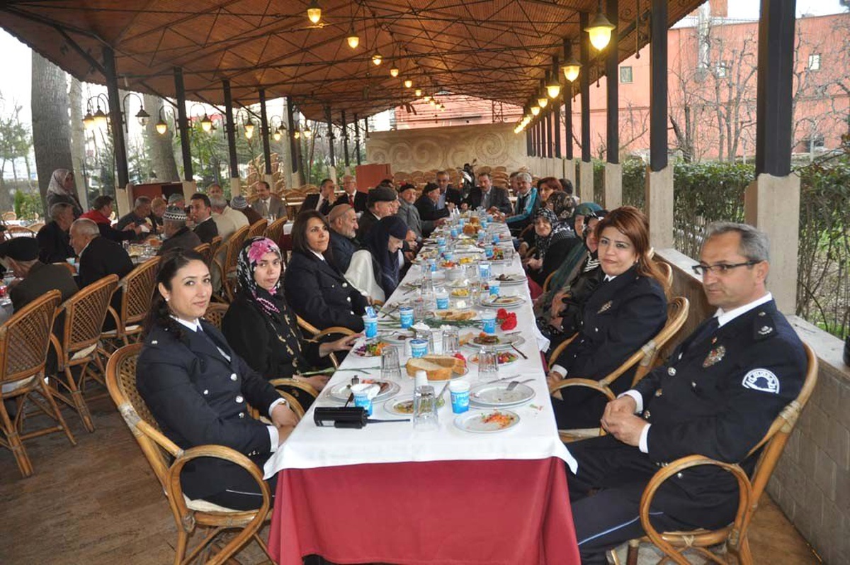 Emniyetten Huzurevi Sakinlerine Yemek