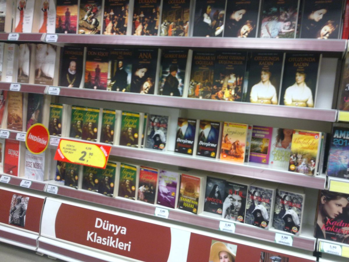 İzmir\'de Korsan Kitap Operasyonu