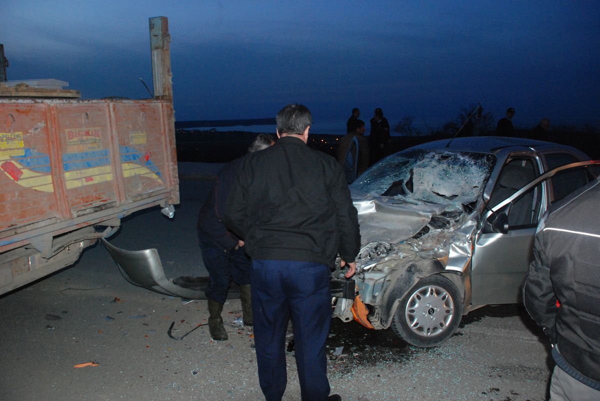 Otomobil Kamyonete Çarptı: 2 Yaralı