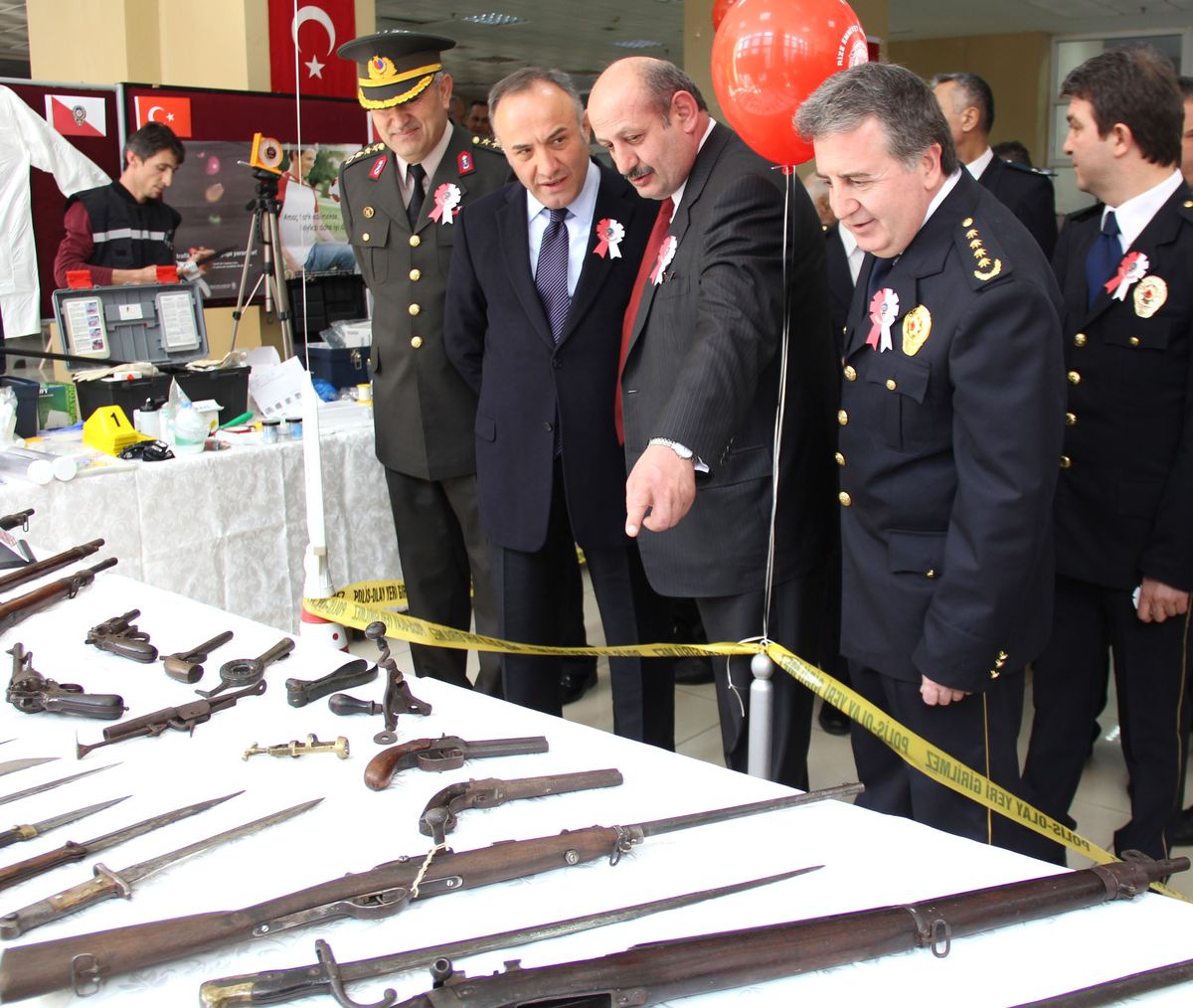 Polis Sergisi\'nde İlgiyi Antika Silahlar Gördü