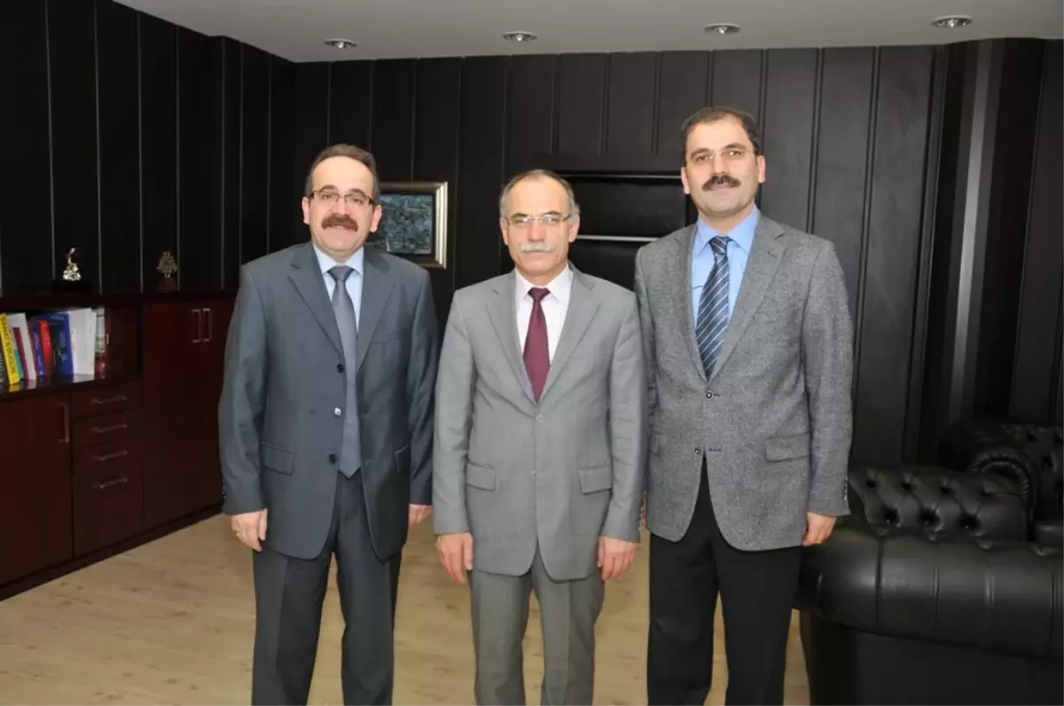 Rektör Akan\'dan Prof. Dr. Şaban Esen\'e Teşekkür