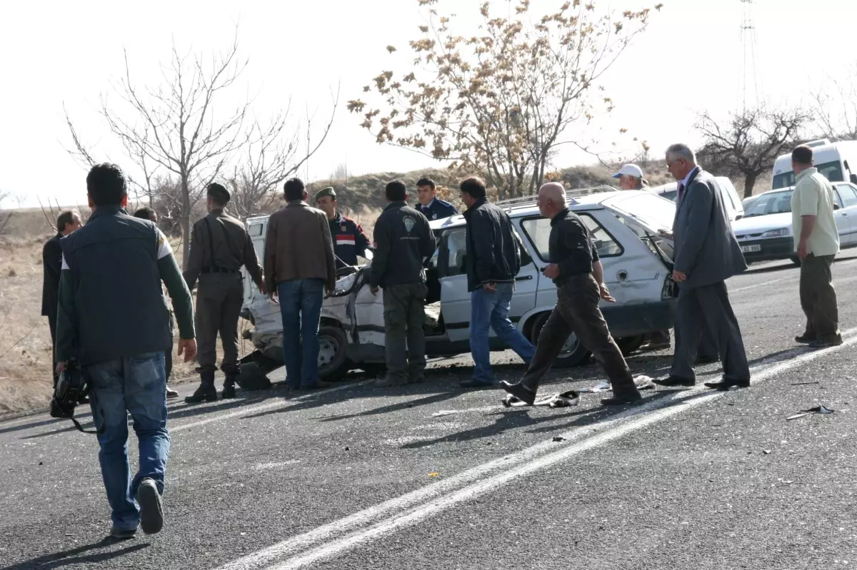 Turistleri Taşıyan Minübüs Özel Otoya Çarptı: 2 Yaralı