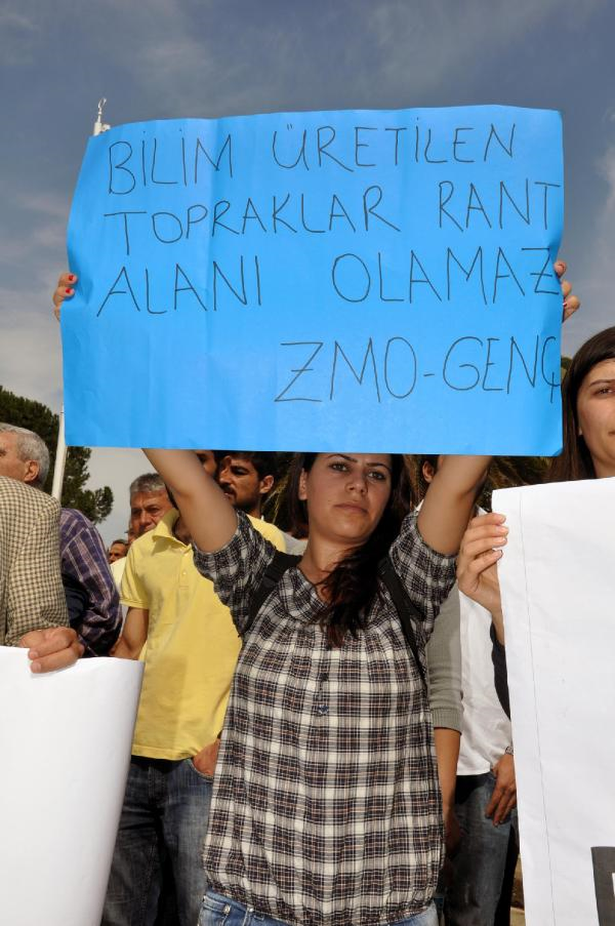 Üniversitede Profesörlere Polis Müdahalesine Protesto