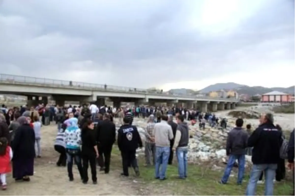 Çaycuma\'da Filyos Çayı Üzerindeki Köprünün Çökmesi