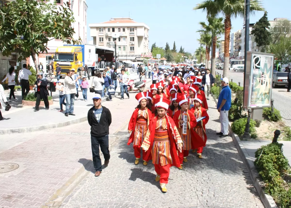 Didim\'de Polis Halk El Ele Yürüdü