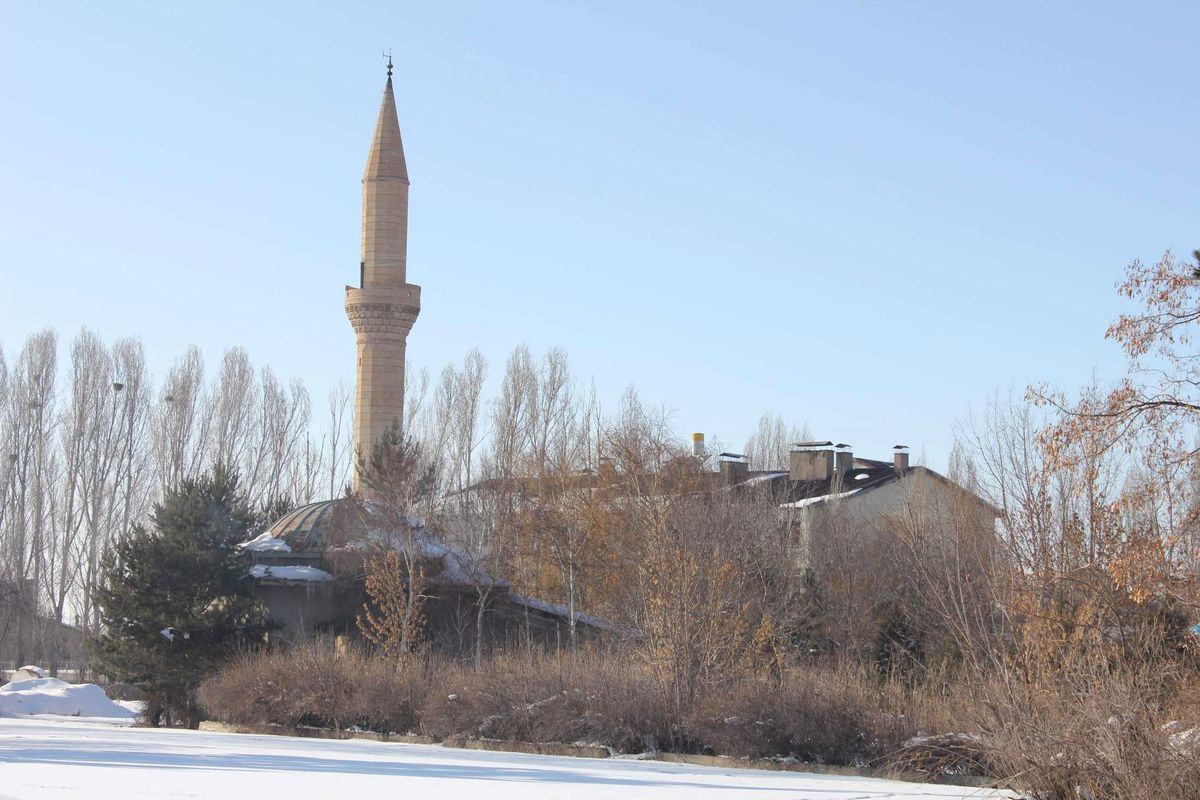 Kapısına Kilit Vurulan Cami Tinercilerin Mekanı Oldu