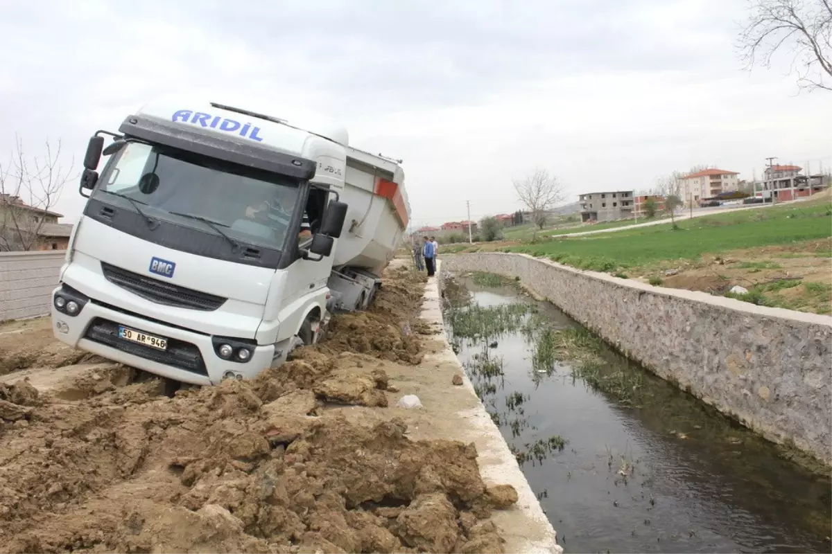 Kaynarca\'da Kamyon Dereye Uçmaktan Son Anda Kurtuldu