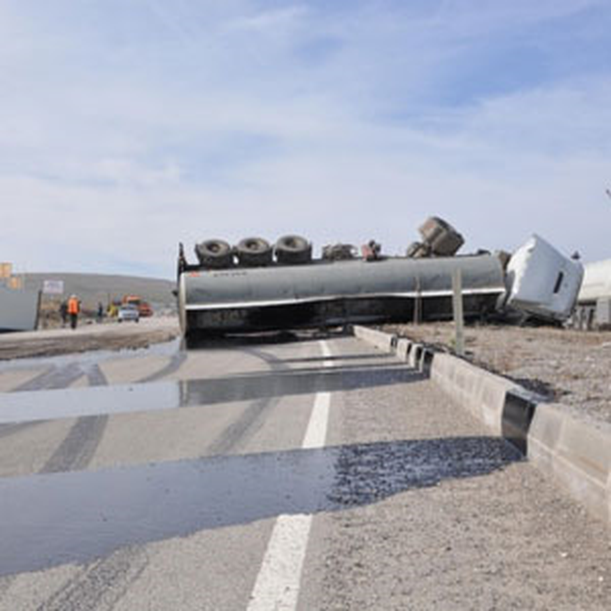 Kırıkkale\'de Zift Yüklü Tanker Devrildi: 1 Yaralı