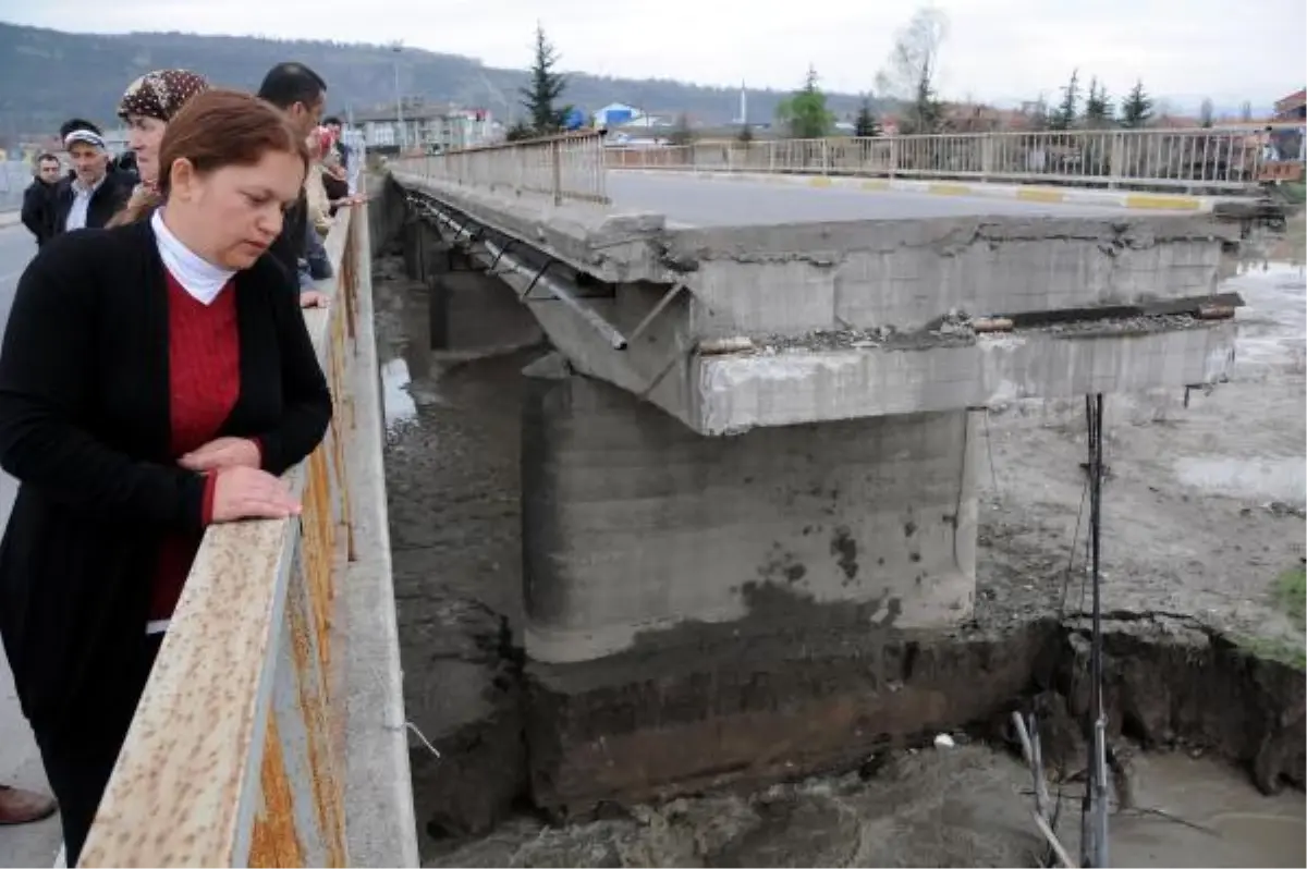 Köprü Çöktü: Kayıp 15 Kişiyi Arama Çalışmaları Sürüyor