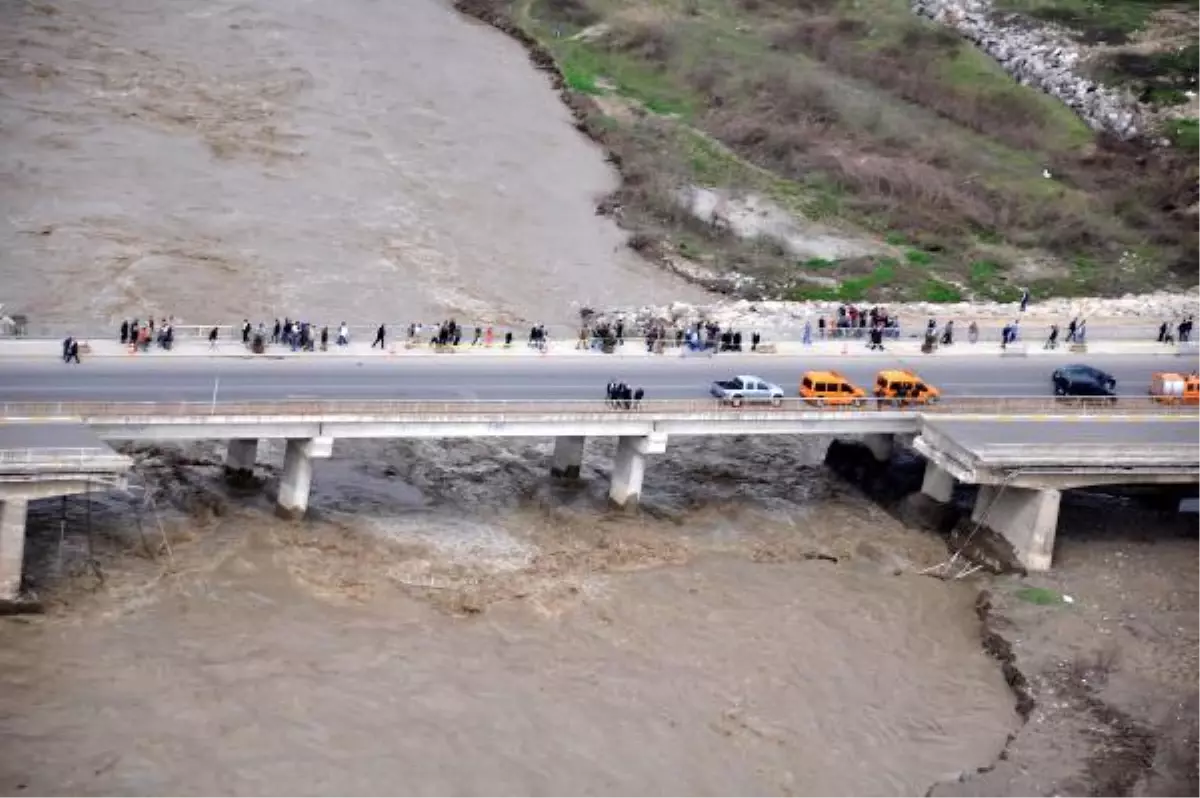 Köprü Çöktü: Kayıp 15 Kişiyi Arama Çalışmaları Sürüyor (3)