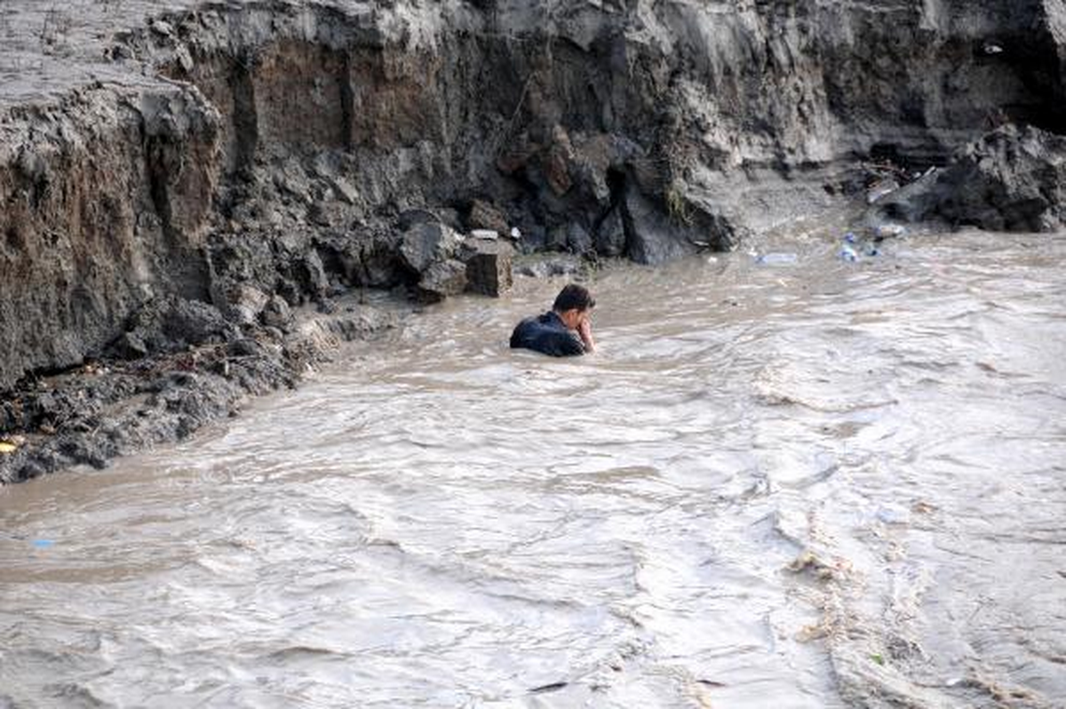 Köprü Çöktü: Kayıp 15 Kişiyi Arama Çalışmaları Sürüyor (5)