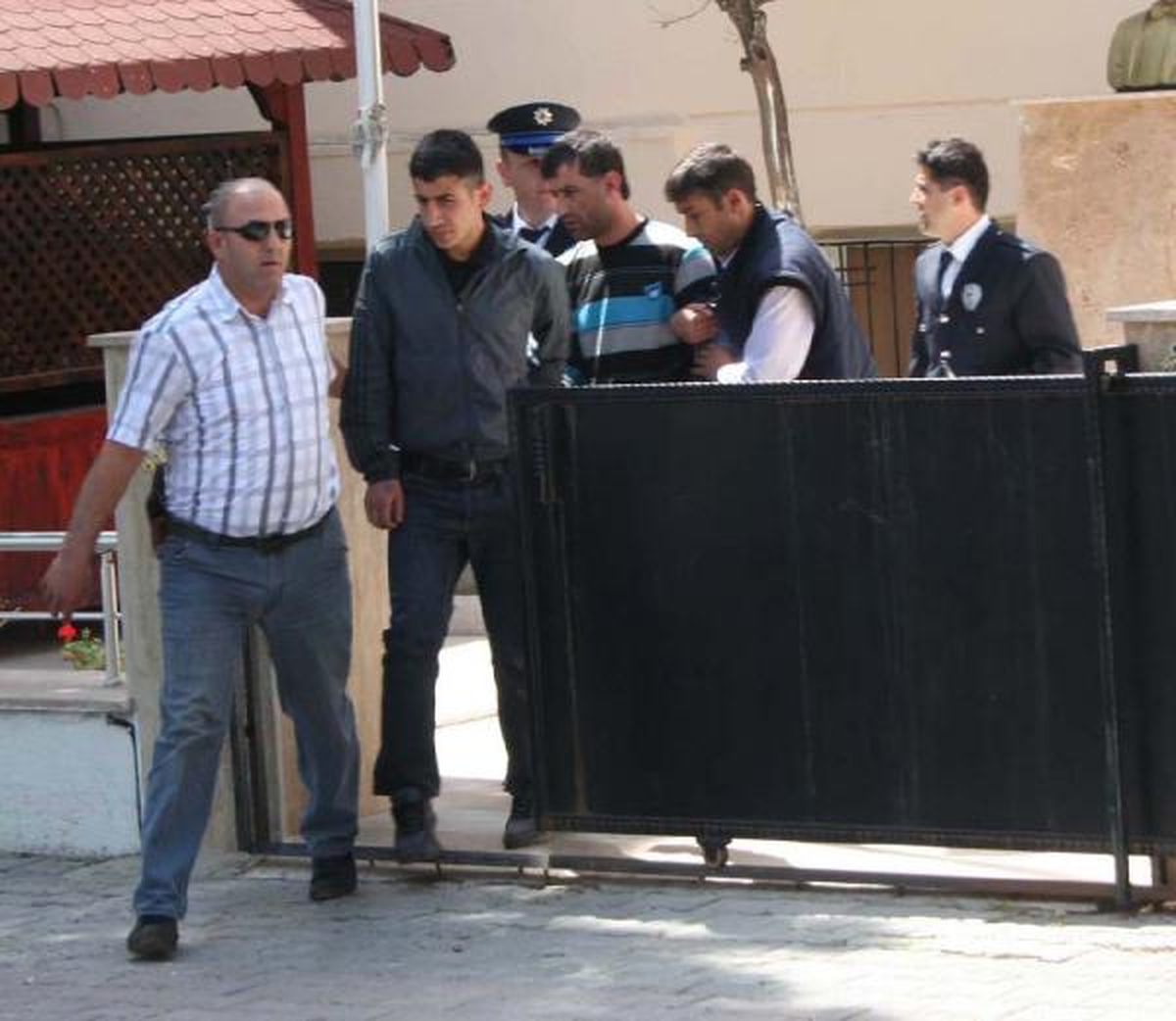 Polis Yemeği Sırasında Hırsızlık Anonsuna