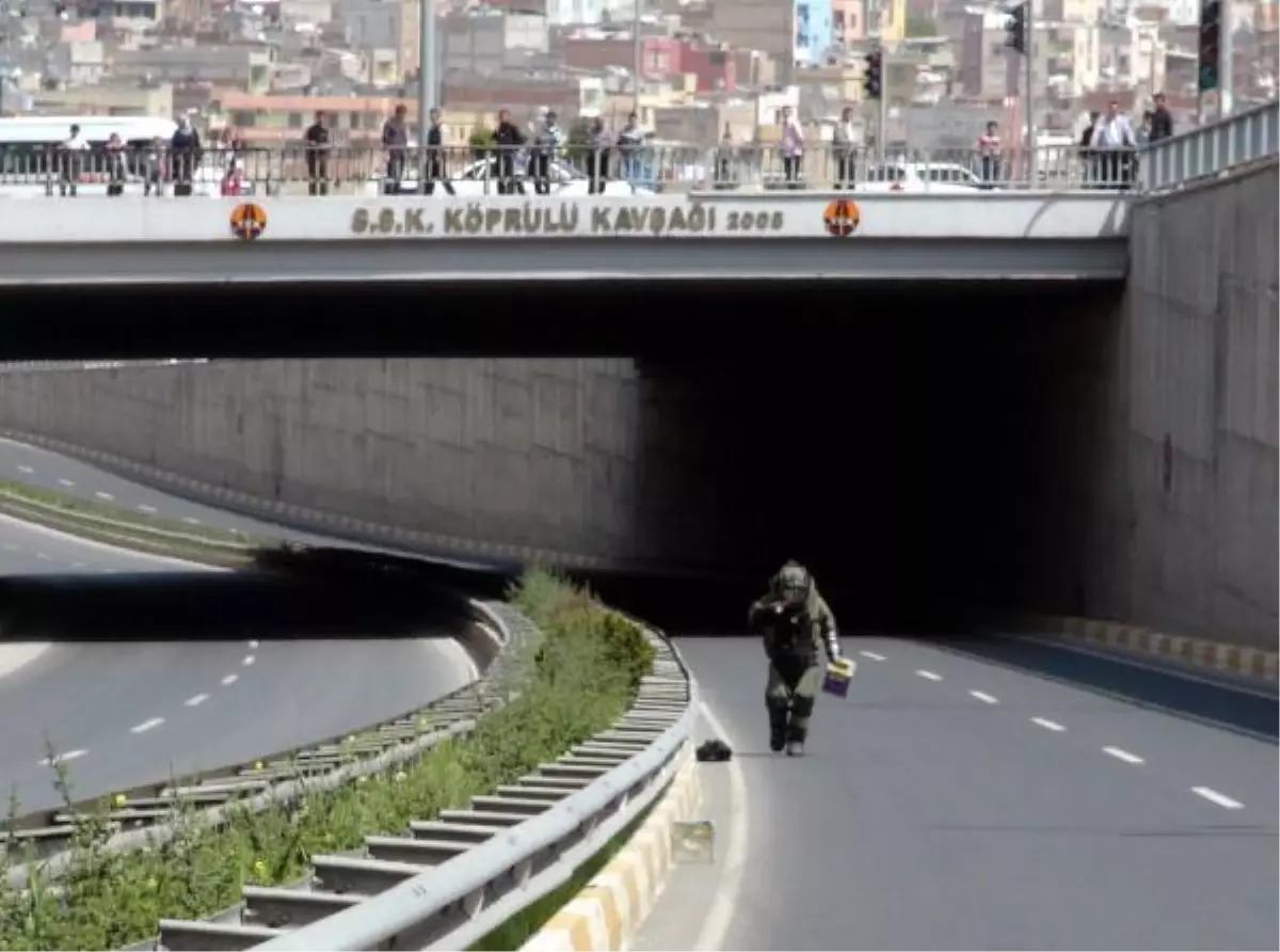 Şanlıurfa\'da Siyah Örtülü Teneke Kutular Polisi Alarma Geçirdi