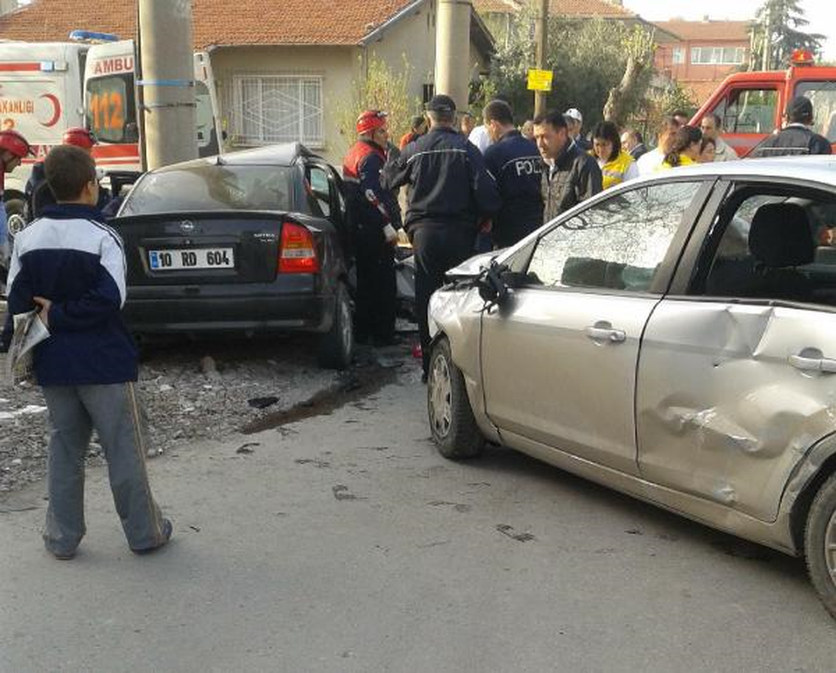 Sınav Yolunda İki Otomobil Çarpıştı: 1 Ölü, 3 Yaralı