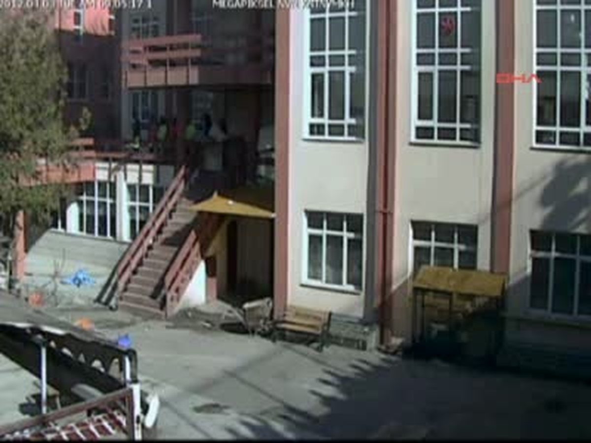 3ankara Üniversitesi\'ndeki Satırlı Kavga Güvenlik Kamerasında