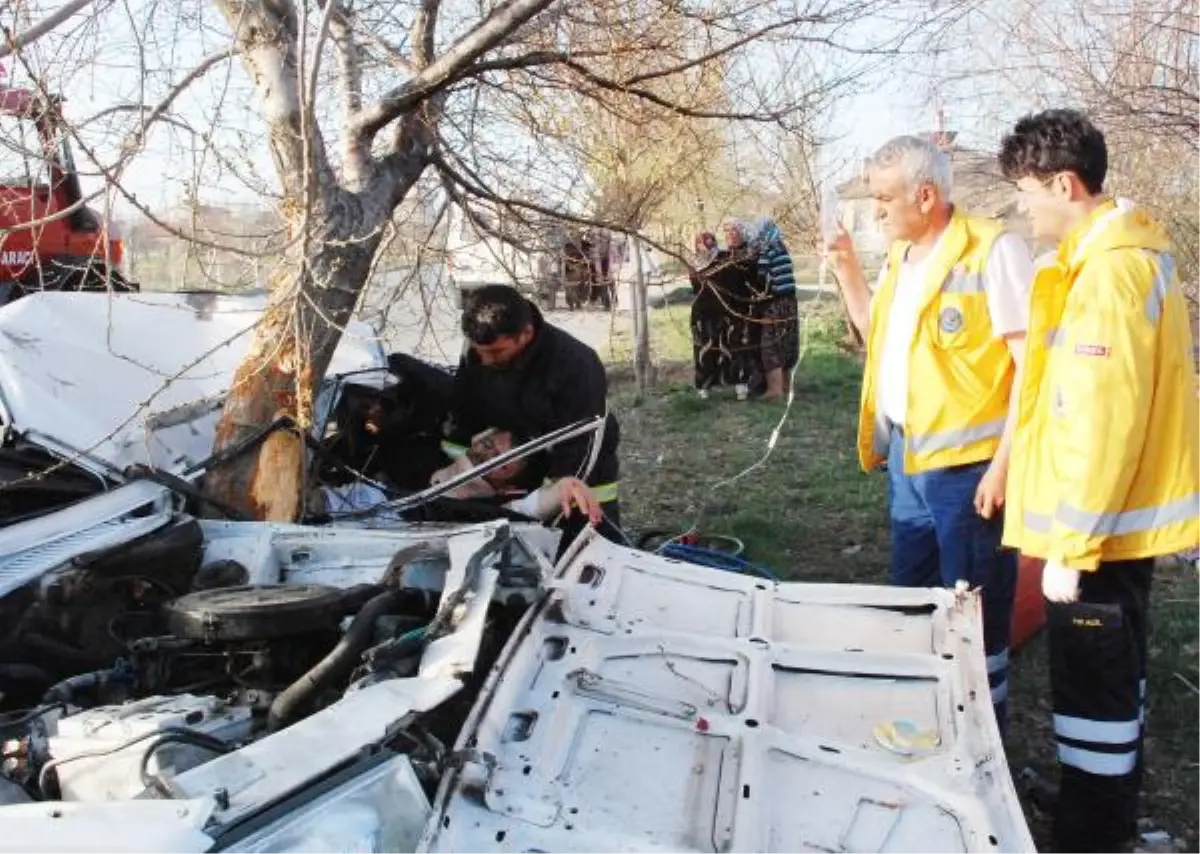 Ağaça Çarpıp Hurdaya Dönen Otomobilde Can Pazarı