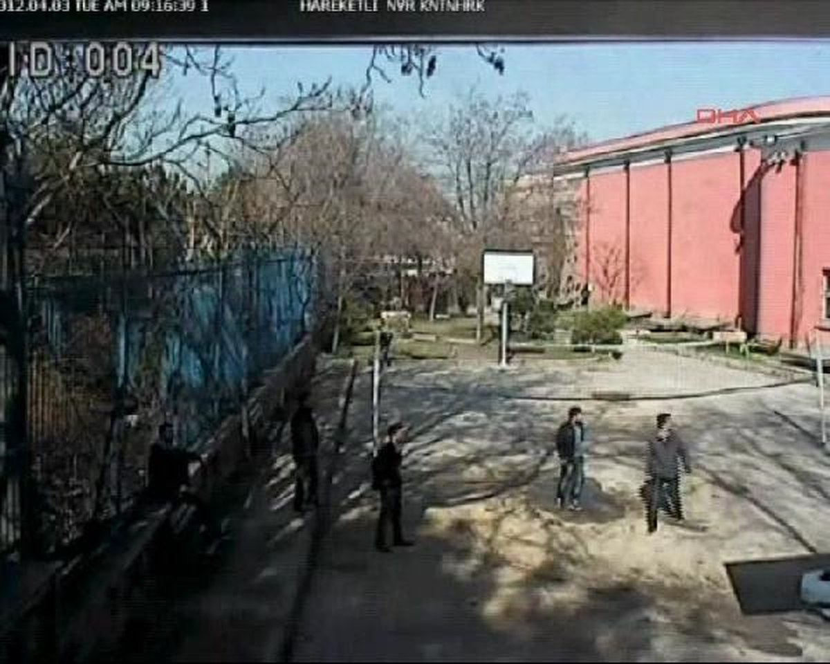 Ankara Üniversitesi\'ndeki Satırlı Kavga Güvenlik Kamerasında
